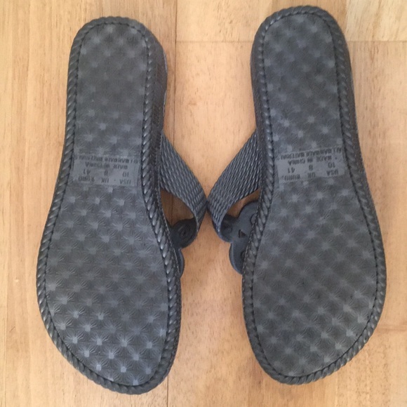 🐰#2 Thick plastic flip flops w/ memory foam. - Picture 2 of 2
